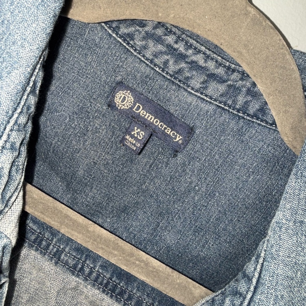 Democracy Ombré Denim Blue Top with cute Buttons size xs  EUC - Picture 4 of 11